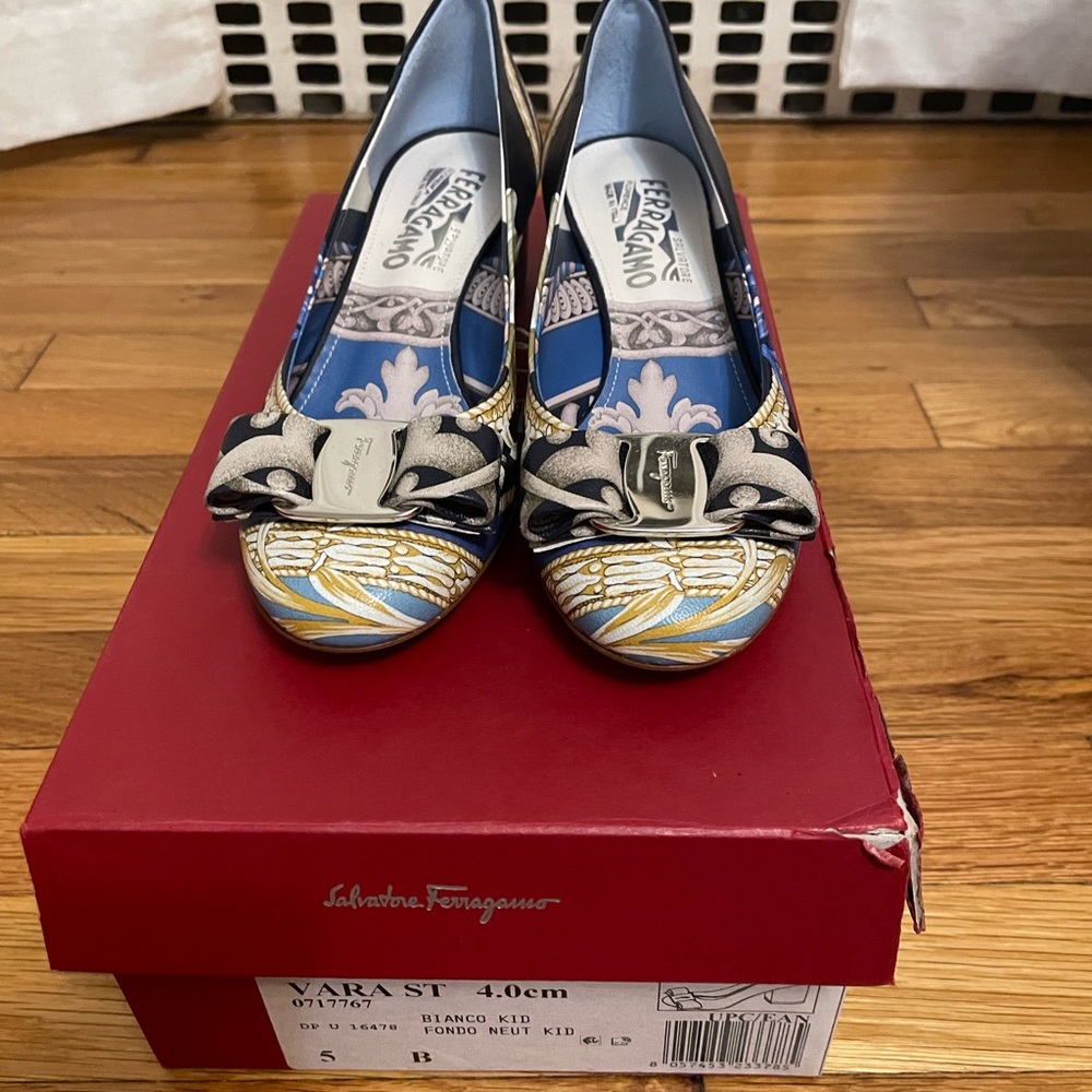 Ferragamo Vara St size 5, brand new.
